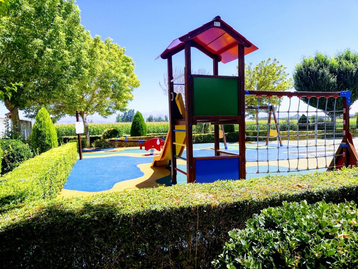 Parque infantil con suelo de caucho terminado